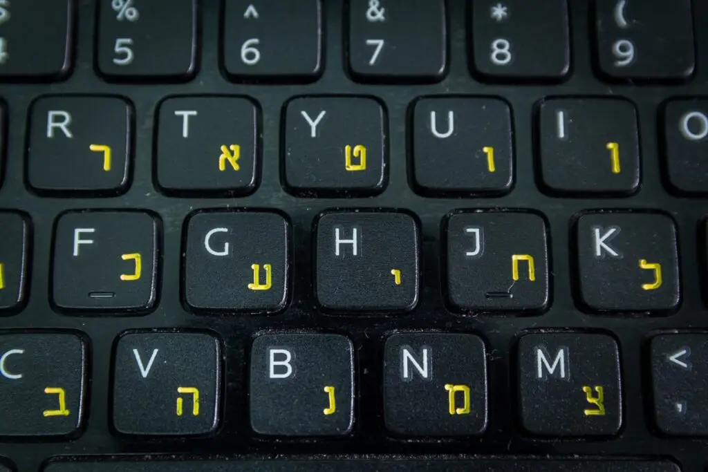 Keyboard with English and Hebrew alphabet