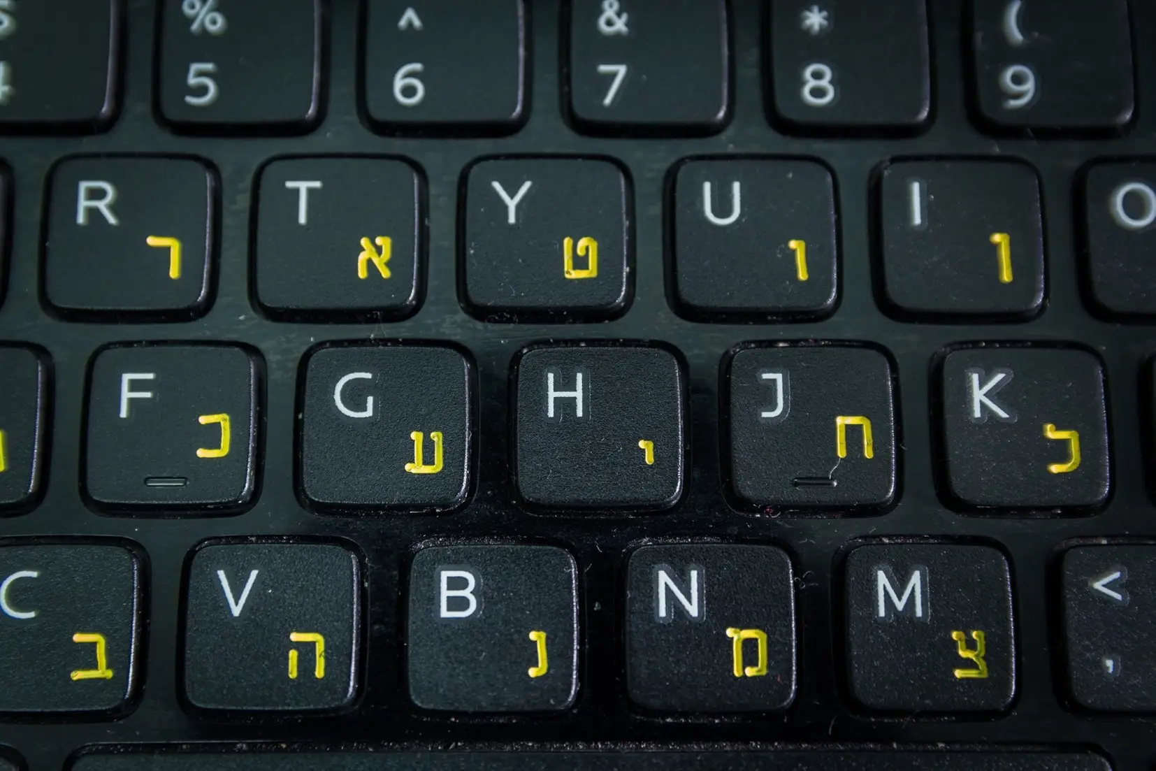 Keyboard with English and Hebrew alphabet