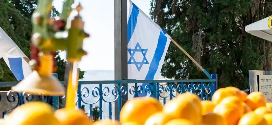 A fruit vendor’s cart with Israeli flag in the background
