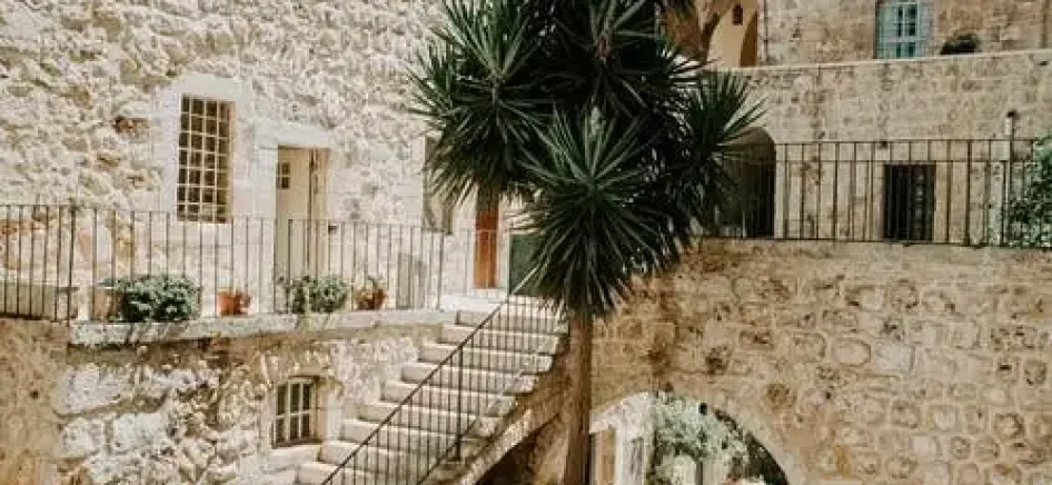 An old residential building in Jerusalem-min