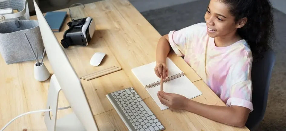 Girl learning in front of a computer
