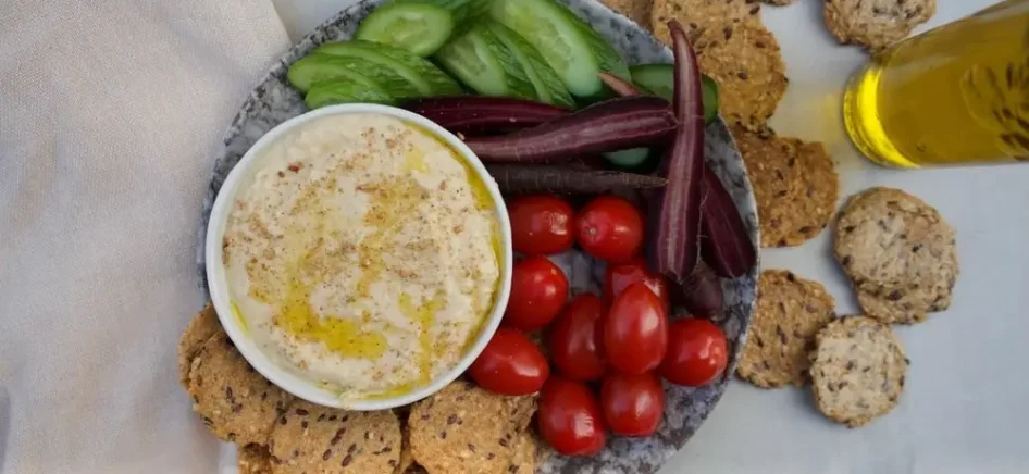 Tahini with veggies and bread slices